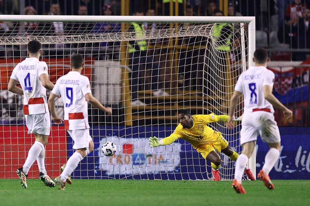 CBA：深圳男篮三分爆发 主场胜上海